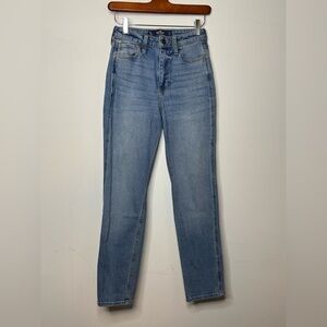 Hollister Ultra High Rise Mom Jeans Vintage Stretch 24 waist 25 length EUC